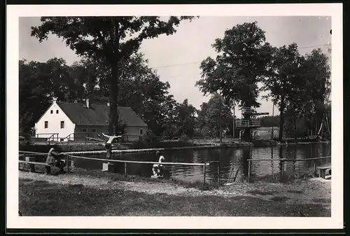 Fotografie Brück & Sohn Meissen, Ansicht Glaubitz, Blick auf das Schwimmbad, Sprungturm und Stadtblöcke