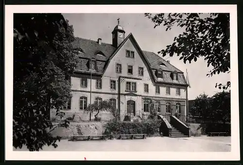 Fotografie Brück & Sohn Meissen, Ansicht Glaubitz, Frontansicht der Schule mit Treppenaufgang