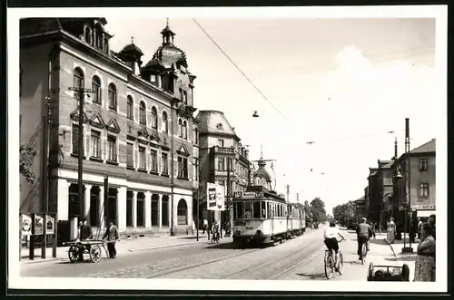 Fotografie Brück & Sohn Meissen, Ansicht Radebeul-West, Stalinstrasse mit der Strassenbahn Linie 15