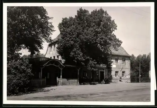 Fotografie Brück & Sohn Meissen, Ansicht Grillenburg, Blick auf den Gasthof Grillenburg mit Motorrad