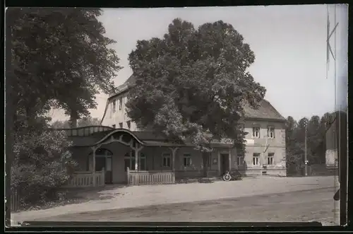 Fotografie Brück & Sohn Meissen, Ansicht Grillenburg, Gasthof Grillenburg mit geparktem Motorrad