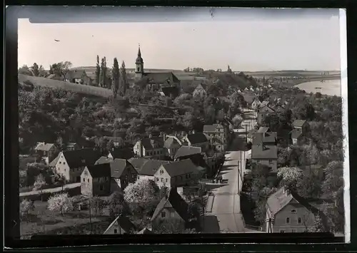 Fotografie Brück & Sohn Meissen, Ansicht Zehren i. Sa., Blick auf den Ort mit Strassenpartie