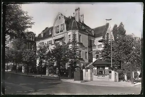 Fotografie Brück & Sohn Meissen, Ansicht Bad Elster, Strassenpartie am Landfrauen Erholungsheim, Kiosk mit Ansichtskarten