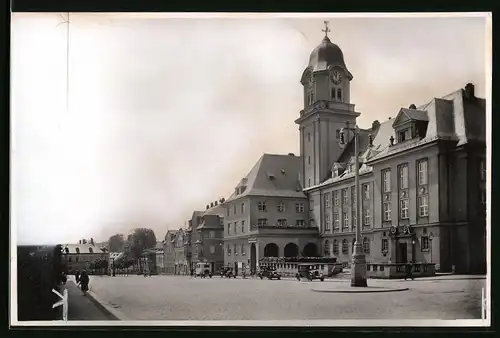 Fotografie Brück & Sohn Meissen, Ansicht Geyer i. Erzg., Partie am Markt mit Rathaus, Ratskeller