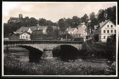 Fotografie Brück & Sohn Meissen, Ansicht Scharfenstein i. Erzg., Blick in den Ort mit Hotel u. Restaurant, Schloss