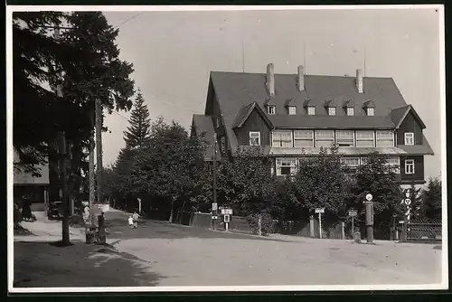 Fotografie Brück & Sohn Meissen, Ansicht Oberbärenburg i. Erzg., Hotel Friedrichshöhe mit Shell Tanksäule