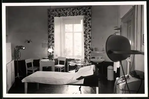 Fotografie Brück & Sohn Meissen, Ansicht Rothschönberg, das Kranenzimmer der Schwesternstation in der Grundschule