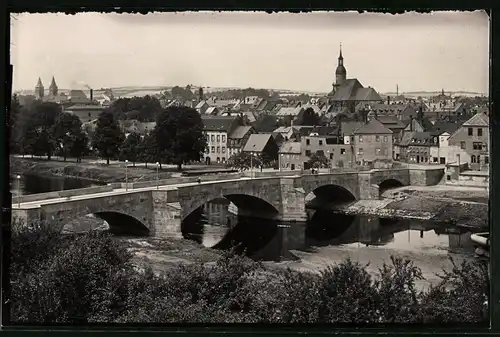 Fotografie Brück & Sohn Meissen, Ansicht Rochlitz i. Sa., Blick über die Muldenbrücke auf die Stadt
