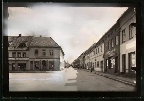 Fotografie Brück & Sohn Meissen, Ansicht Ortrand, Blick in die Bahnhofstrasse mit Gasthaus zur Traube, Geschäfte