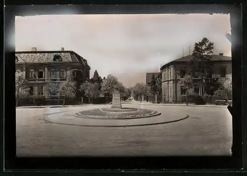 Fotografie Brück & Sohn Meissen, Ansicht Ortrand, Bahnhofstrasse mit Kriegerdenkmal