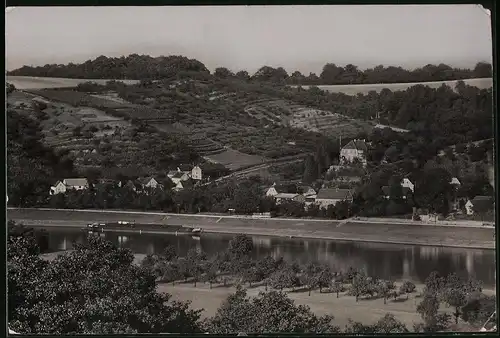 Fotografie Brück & Sohn Meissen, Ansicht Diesbar a. d. Elbe, Blick auf den Ort mit Schleppkahn