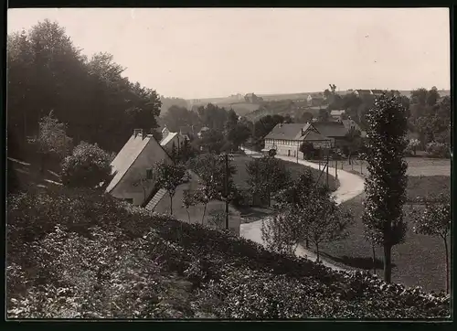 Fotografie Brück & Sohn Meissen, Ansicht Grund b. Mohorn, Blick in den Ort mit Gasthof Grund, Bauwagen vor dem Gasthof