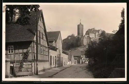 Fotografie Brück & Sohn Meissen, Ansicht Schönburg / Saale, Strassenpartie im Ort mit Blick zur Burgruine Schönburg