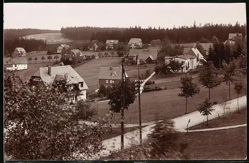 Fotografie Brück & Sohn Meissen, Ansicht Oberbärenburg i. Erzg., Blick in den Ort mit Wohnhäsuern