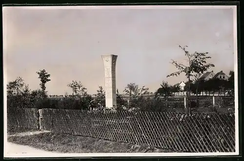 Fotografie Brück & Sohn Meissen, Ansicht Nünchritz, Blick auf das Kriegerdenkmal