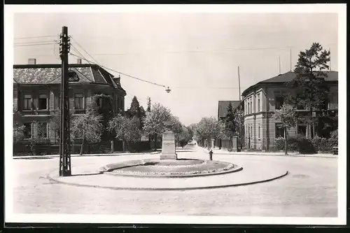 Fotografie Brück & Sohn Meissen, Ansicht Ortrand, Blick in die Bahnhofstrasse mit Kriegerdenkmal