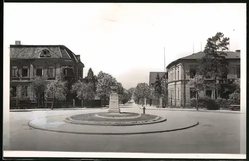 Fotografie Brück & Sohn Meissen, Ansicht Ortrand, Bahnhofstrasse mit Blick auf das Kriegerdenkmal