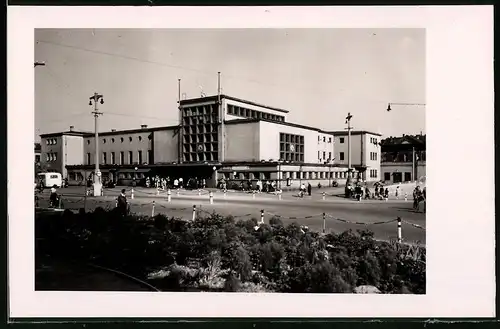 Fotografie Brück & Sohn Meissen, Ansicht Meissen i. Sa., Frontansich des Bahnhof mit Reisegästen