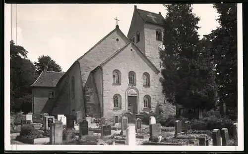 Fotografie Brück & Sohn Meissen, Ansicht Naunhof i. Sa., Blick auf die Kirche mit Friedhof