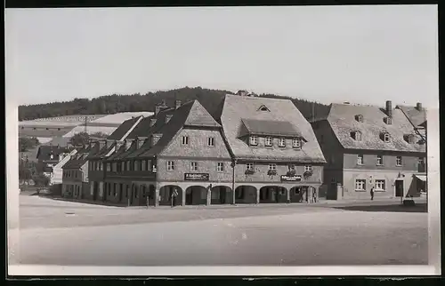 Fotografie Brück & Sohn Meissen, Ansicht Schirgiswalde, Blick auf den Marktplatz mit Geschäften