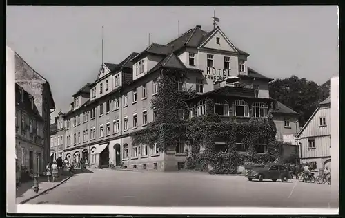 Fotografie Brück & Sohn Meissen, Ansicht Schirgiswalde, Strassenpartie im Ort mit Hotel Erbgericht