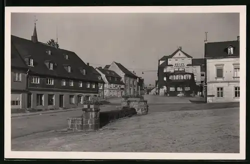 Fotografie Brück & Sohn Meissen, Ansicht Schirgiswalde, Strrassenpartie am Marktplatz mit Blick zum Hotel Erbgericht