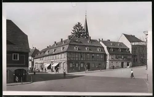 Fotografie Brück & Sohn Meissen, Ansicht Schirgiswalde, Marktplatz mit Schild Geschäft Teubner, Strassenpartie