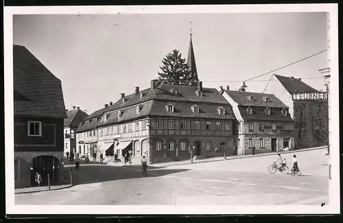Fotografie Brück & Sohn Meissen, Ansicht Schirgiswalde, Blick auf den Marktplatz mit Geschäften