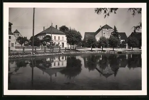 Fotografie Brück & Sohn Meissen, Ansicht Glaubitz, Blick über den Teich auf den Gasthof Drei Lilien