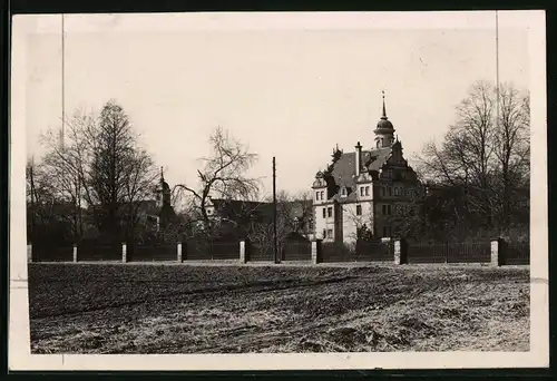 Fotografie Brück & Sohn Meissen, Ansicht Gauernitz, Blick auf das Schloss Gauernitz mit Kapelle