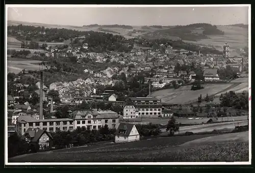 Fotografie Brück & Sohn Meissen, Ansicht Lössnitz i. Erzg., Blick auf die Stadt mit Fabriken