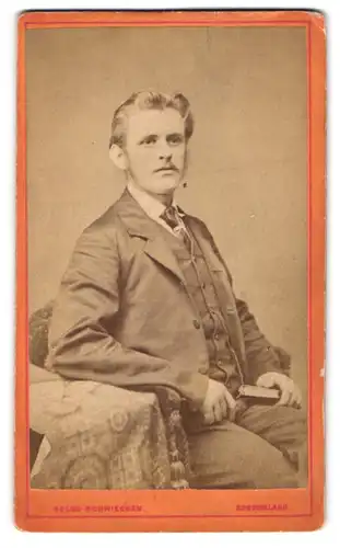 Fotografie Bolko Schmiechen, Leeds, High St. West 135, Junger Mann sitzt in aufrechter Haltung