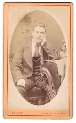 Fotografie A.D. Lewis, Newcastle on Tyne, Scotswood Road 111 & 113, Junger Mann mit Krawatte in nachdenklicher Pose