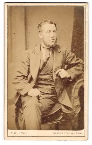 Fotografie A.D. Lewis, Newcastle on Tyne, Scotswood Road 113, Gepflegter Mann sitzend auf einem Stuhl