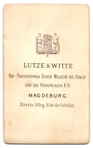 Fotografie Lutze & Witte, Magdeburg, Breite Weg, Vollbärtiger Mann mit einer Frau gemeinsam an einem Tisch