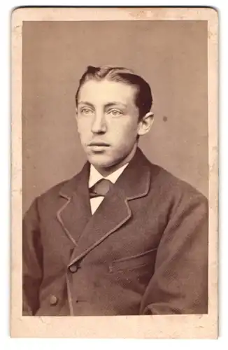 Fotografie Paul Güttler, Hohenfriedeberg, Junger Mann im Mantel mit einem Mittelscheitel