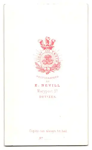 Fotografie E. Nevill, Devizes, Maryport Street, Junge Frau mit Zöpfen und Buch in der Hand