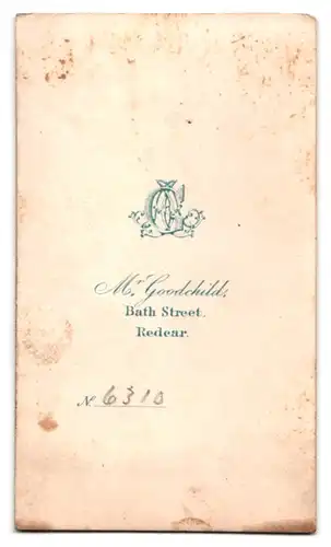 Fotografie M. Goodchild, Redear, Bath Street, Ein junges Ehepaar gemeinsam an einem Tisch mit Buch