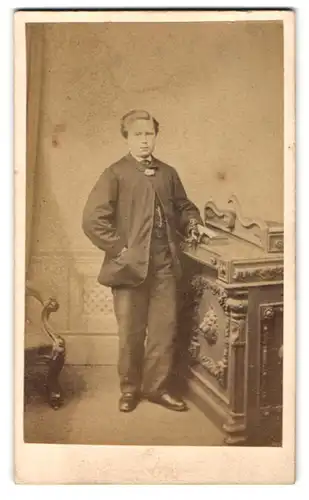 Fotografie J & T Spencer, Leicester, Market Place, Junge in schwarzer Kleidung mit der Hand auf einem Buch