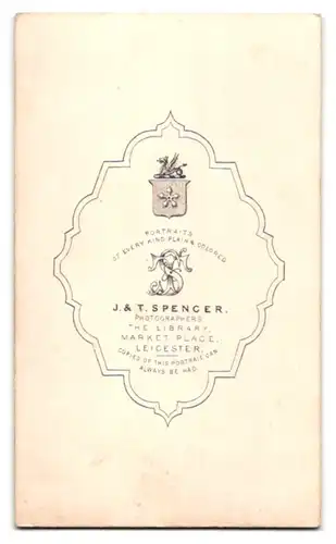 Fotografie J & T Spencer, Leicester, Market Place, Junge in schwarzer Kleidung mit der Hand auf einem Buch