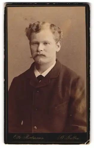 Fotografie Otto Rietmann, St. Gallen, Rorschacher-Str. 11, Junger Mann mit kräftigem Schnurrbart im Mantel