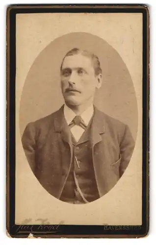 Fotografie Max Rögel, Ravensburg, Burgstrasse 184, Erwachsener Mann mit Mittelscheitel und Blick in die Ferne