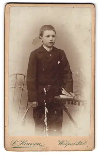 Fotografie Carl Hansen, Wolfenbüttel, Rosenwall u. Neuestr. 35, Kleiner Junge in schwarzer Kleidung