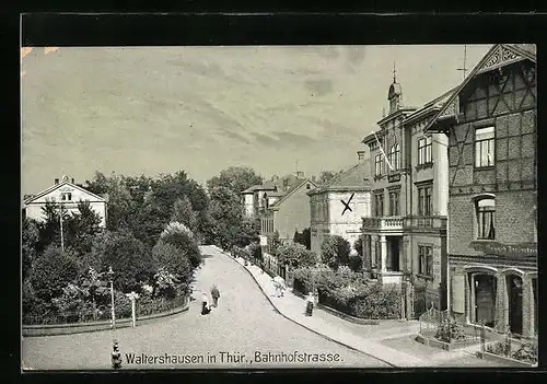 AK Waltershausen in Thür., Bahnhofstrasse mit Geschäften