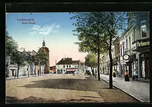 AK Luckenwalde, Breite Strasse mit Geschäften