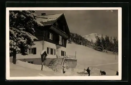 AK St. Anton a. Arlberg, Almhütte im Winter mit Skiläufern