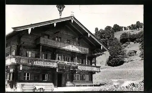 Foto-AK Kitzbühel, Ortspartie mit Bauernhaus