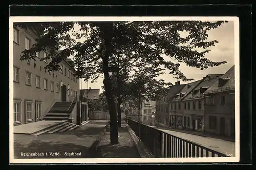 AK Reichenbach i. Vgtld., Stadtbad mit Strasse