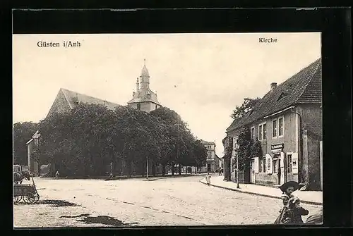 AK Güsten /Anhalt, Strassenpartie mit Kirche