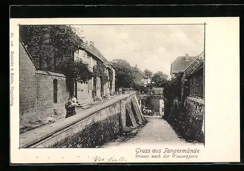 AK Tangermünde, Strasse nach der Wasserpforte und Frau mit Kind